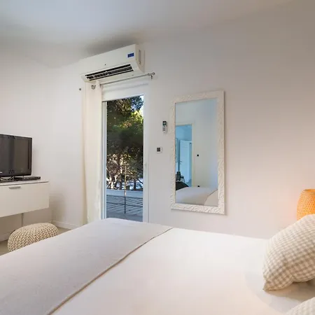 Pakleni View Villa: Seafront Splendor With Infinity Pool Villa