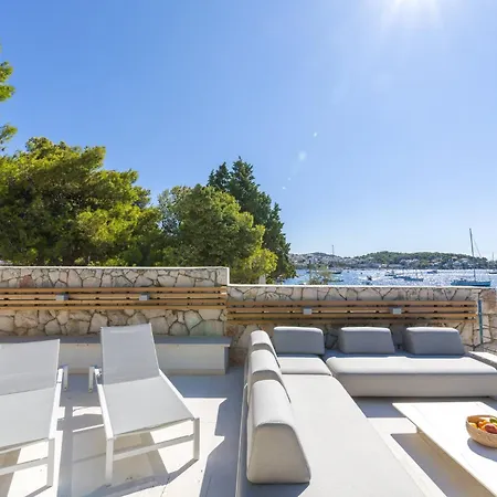 Magnificent Seafront 10 Bedrooms Pakleni View Willa *